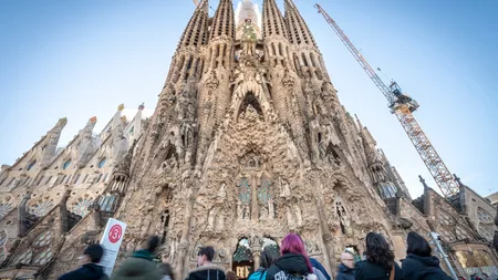 Sagrada Familia este acum cea mai înaltă catedrală din lume. Ultima piesă a turnului central a fost montată