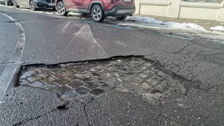 Drumurile pline de gropi îi trimit pe șoferi la service. Reparații de până la 900 de lei
