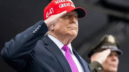 Donald Trump ameninţă cu bombardarea infrastructurii rutiere şi energetice a Iranului