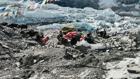 900 de alpinişti au escaladat Everestul, îl cel mai aglomerat sezon din istoria muntelui