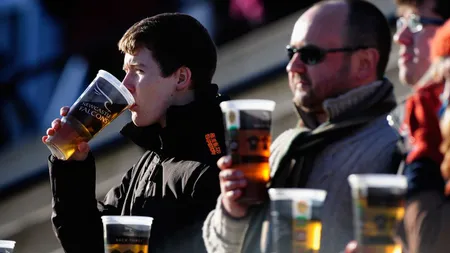 Bere pe stadioane, aprobată de Parlament. Deputații permit vânzarea băuturilor slab alcoolizate la meciuri