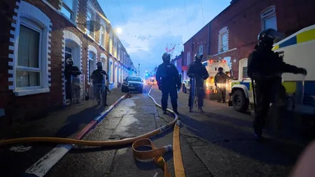 Belfast: violențe de stradă după un atac cu cuțitul; autoritățile au mobilizat forțe sporite de ordine