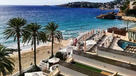Turiștii transformă vacanța la mare într-o cursă contra cronometru pentru ocuparea șezlongurilor
