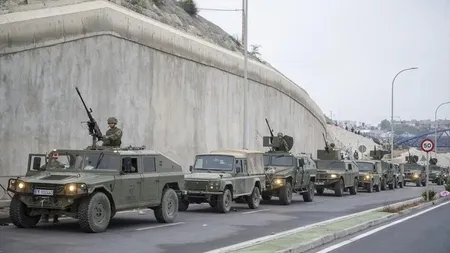 Spania desfășoară forțele militare, în timp ce sute de oameni trec în Ceuta din Maroc
