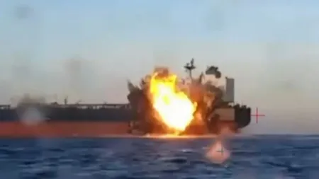 Navă încărcată cu GPL, în flăcări în Marea Neagră după o explozie. Toți marinarii au fost salvați, iar trei sunt răniți