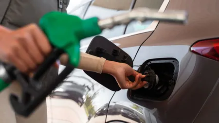 Carburanții s-au scumpit din nou în România. Cât economisesc șoferii dacă alimentează în Bulgaria sau Ungaria