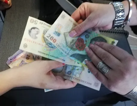 Banii au intrat pe card. Câţi români au primit peste 14.000 de lei în conturi în aceste zile