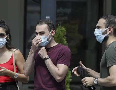 Revin restricţiile din pandemie. Masca redevine obligatorie momentan în spitale. Ministrul Sănătăţii recomandă masca şi în autobuz sau avion