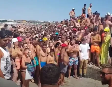 Toți oamenii de pe plaja din Costinești s-au strâns să vadă cum e scos cadavrului tânărului înecat în mare. Oamenii legii au fost nevoiți să intervină pentru a-i îndepărta