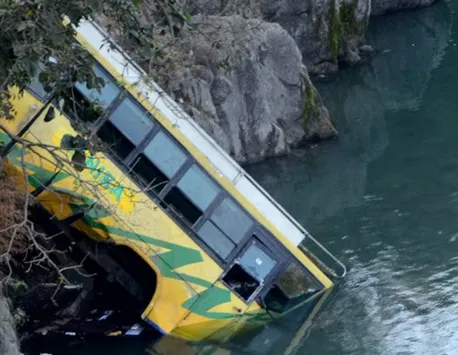 Un autobuz care transporta oameni la o nuntă a căzut într-o râpă. Sunt cel puţin 25 de morţi