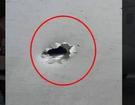 FOTO | Mare ghinion: un bărbat a fost împușcat în avion, de la sol, de la peste 1 km