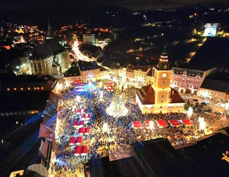 FOTO S-au aprins luminiţele în Piaţa Sfatului din Braşov. În Bucureşti, se dau amenzi mari la Târgul de Crăciun