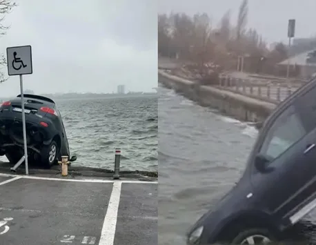 O mașină a testat temperatura apei în lacul Tăbăcăriei din Constanța. Şoferul a uitat să tragă frâna de mână