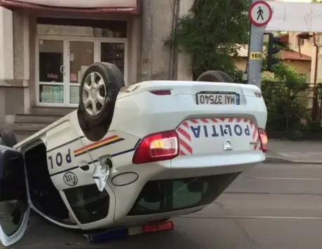 Nu e banc! Poliţiştii de la Rutieră s-au tamponat pe strada Caracal cu altă mașină, în timp ce se duceau la alt accident