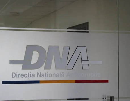 Primarul din Mioveni, prins de DNA când restituia 10.000 de euro dintr-o mită dată pentru un post în spital