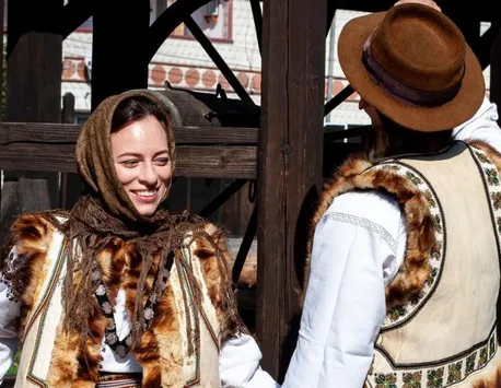 Prințul Nicolae și soția lui, în port tradițional bucovinean. Cum arată Alina îmbrăcată în ie şi basma pe cap