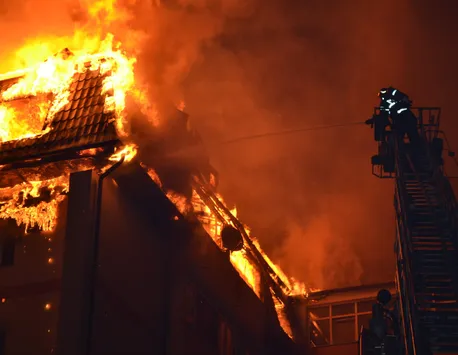 Explozie puternică la Suceava, într-un bloc de locuinţe: „Sunt distrugeri si pagube materiale foarte mari”