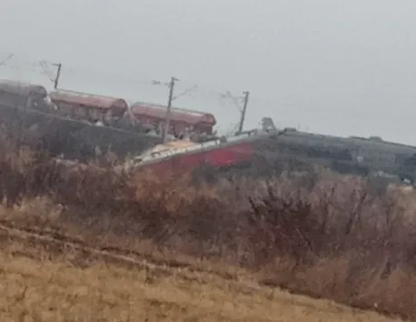 Două trenuri s-au ciocnit la Dumbrăveni, în Vrancea. Locomotiva unuia dintre trenuri și patru vagoane au deraiat