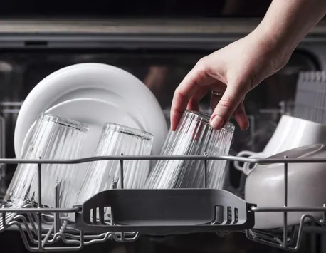 Opt obiecte pe care să nu le pui niciodată în mașina de spălat vase