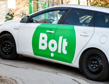Câți bani poate face pe lună un șofer de la Bolt. Suma pe care o încasează dacă lucrează opt ore în fiecare zi