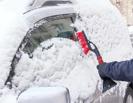 Atenție, șoferi! Puteți primi amenzi uriașe dacă nu vă curățați zăpada de pe mașini
