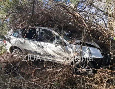 VIDEO Primar mort după ce a intrat cu Porsche Cayenne în copac. Deces şi pentru o tânără mamă laută cu şenilata