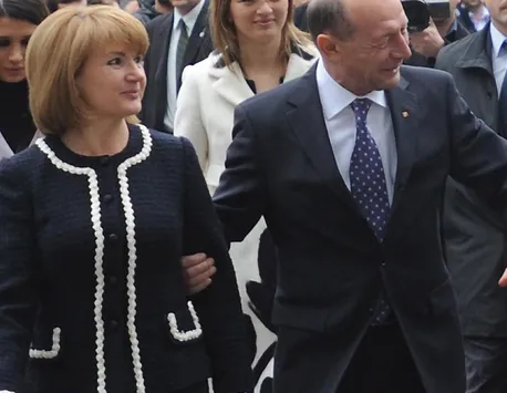 Traian Băsescu, răspuns savuros când a fost întrebat dacă şi-a înşelat soţia: „În fiecare port în care ajungeam, prima dată mă duceam la bibliotecă” VIDEO