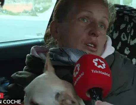 O româncă din Spania locuieşte cu doi câini în maşină, după ce a fost evacuată: „Dacă câinii sunt bine, sunt bine și eu”