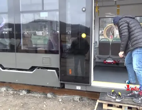 Viralul săptămânii: un român s-a descălţat la urcarea într-un tramvai nou VIDEO