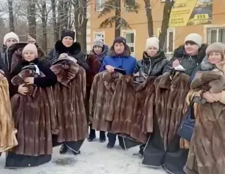 Văduvele soldaţilor ruşi morţi în război primesc ca ajutoare haine de blană: „Suntem foarte recunoscătoare. Vă mulţumim din inimă!” VIDEO