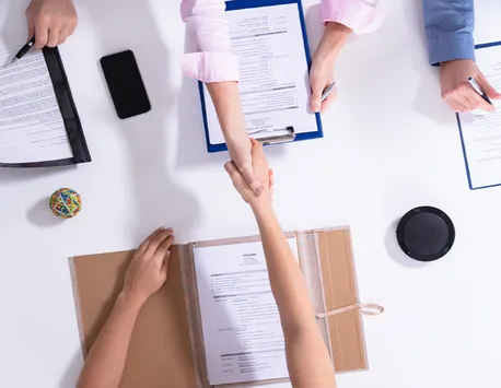 Previziuni sumbre pentru România în 2023. Va fi un an de încetinire pentru economia țării, dar companiile nu vor opri recrutările și creșterile salariale