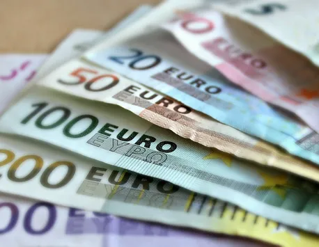 „Aurul” de pe bancnotele de euro. Românii care au acasă, să le verifice, pentru că pot primi o mică avere