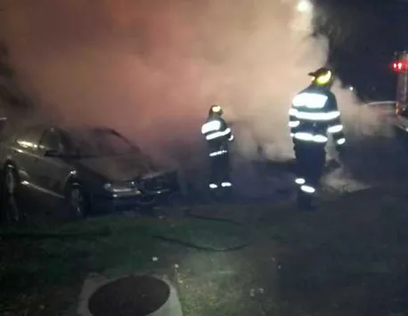 Răzbunare mafiotă la Râmnicu Vâlcea! Trei autoturisme, distruse de un incendiu
