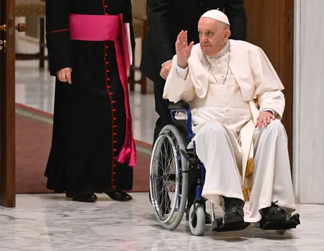 Vaticanul se cutremură! Papa Francisc dus de urgență la spital