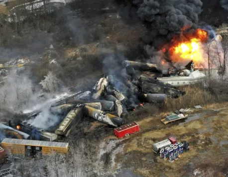 Un tren ce transporta etanol a deraiat în SUA. Populaţia din zonă a fost evacuată