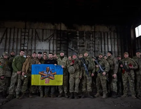 Zelenski a vizitat soldaţii ucraineni din Bahmut şi le-a înmânat medalii: „Să întoarcem totul în Ucraina pentru copiii noştri”