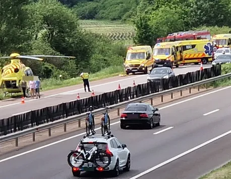 Un microbuz românesc implicat într-un accident teribil, pe o autostradă din Ungaria. O persoană a murit și alte trei au fost rănite. VIDEO