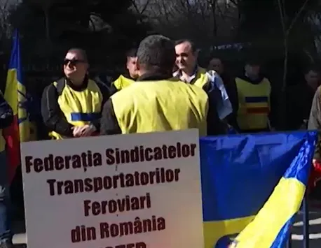 Angajații CFR au ieșit din nou în stradă și amenință cu greva generală în plin sezon estival. Protest la Ministerul Transporturilor