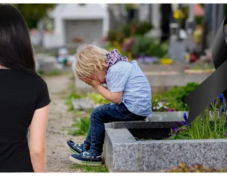 Cum să vorbești cu copilul tău despre doliu și moarte. Sfaturi de la un psihoterapeut: ”Doliul trebuie asumat, explicat, înțeles și trăit”