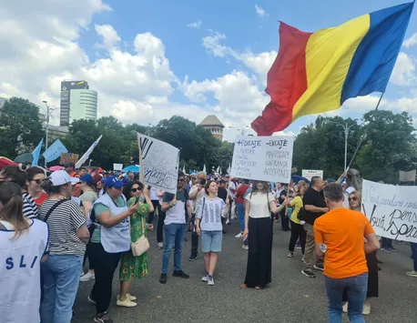 Greva profesorilor continuă. Sindicatele au anunțat că nu accepte acordul propus de premierul Ciucă și girat de președintele Iohannis: ”Avem nevoie de majorări, nu de prime/vouchere”