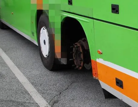 Lasă, mă, că merge așa!  Un autocar românesc a fost sechestrat de Poliția din Austria.Când au văzut în ce stare circula mașina, austriecii au rămas cu gura căscată