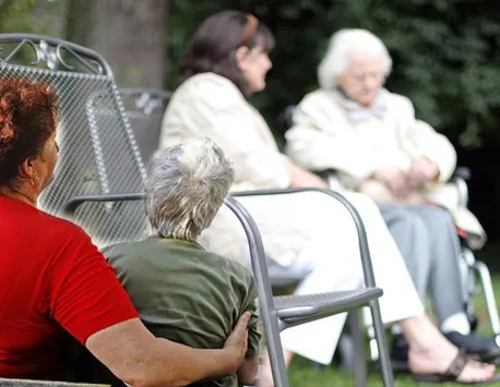 Șocul uriaș trăit de o badantă româncă în Italia. Modul incredibil în care bătrâna pe care o îngrijea a profitat de cele câteva minute pe care badanta le-a petrecut la duș