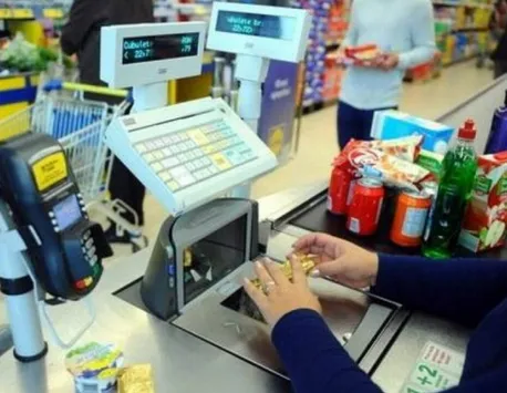 O casieră din Suceava, condamnată la un an și șase luni de închisoare. Ce plan și-a făcut cu un client
