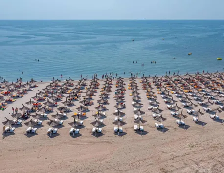 Turiștii sunt revoltați de regula prin care îți poți pierde șezlongul, chiar dacă l-ai rezervat: ”O să aibă zero clienți”