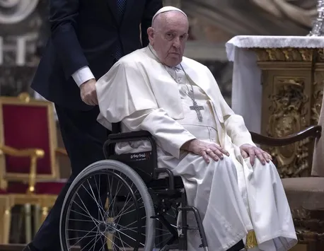 Papa Francisc va fi supus unei „mici intervenţii” chirurgicale abdominale
