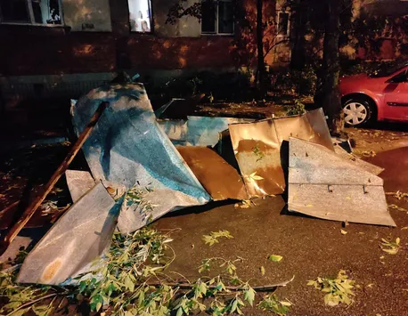Cod roşu în Dolj: Peste 50 de străzi inundate, acoperişuri smulse, maşini luate de apă la Craiova FOTO