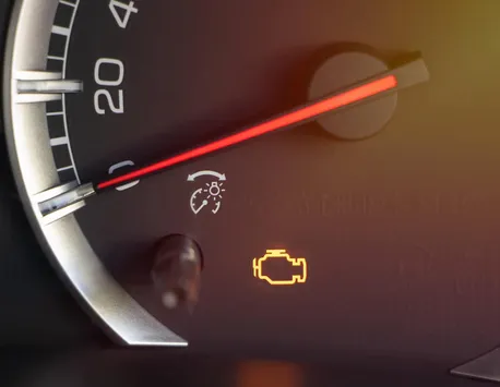 Ce înseamnă dacă ți se aprinde acest bec în bordul mașinii și cât mai poți merge cu vehiculul după ce s-a aprins acest led