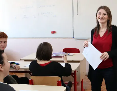 Femeile au încasat mai puţini bani decât bărbaţii anul trecut. Femeile au dominat domenii precum sănătate, învăţământ şi intermedieri financiare