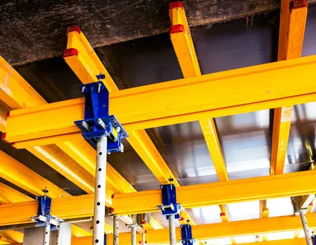 Ce lucrări se realizează în construcții folosind sistemele de cofraje pentru beton?