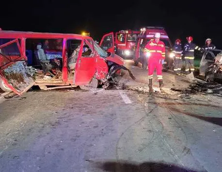 Accident îngrozitor pe DN 13, în Brașov. Un autoturism și un microbuz s-au ciocnit, sunt șapte victime